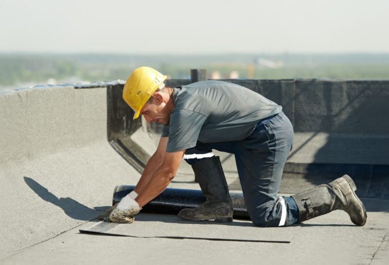 ouvrier construction toit