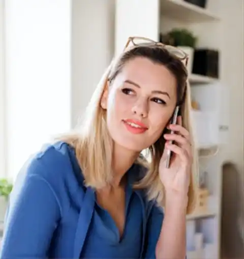 Femme au téléphone pour comparer des offres de couvreurs